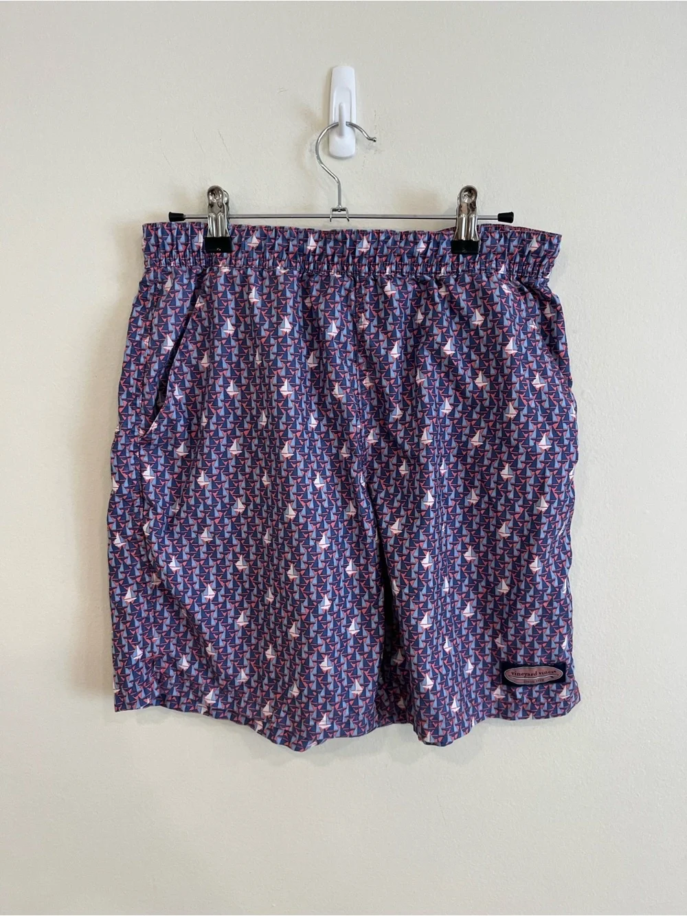 Vineyard Vines Men’s Blue and Red Sailboat-Print Swim Trunks XS